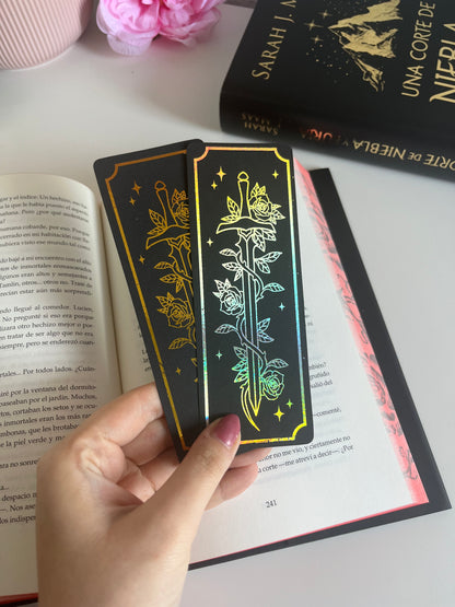 Marcapáginas holográfico con espada y rosas