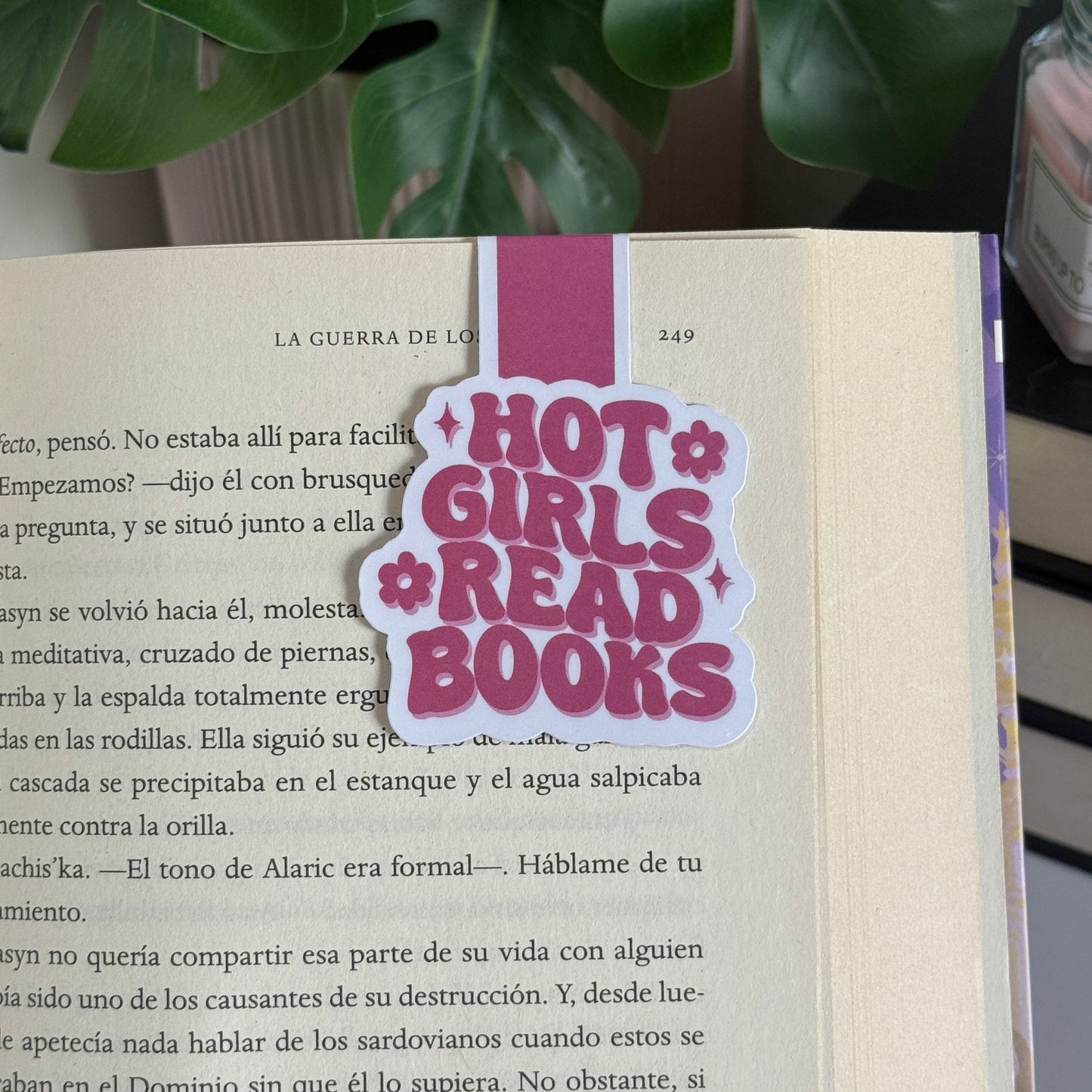 Magnetic bookmark "Hot girls read books"