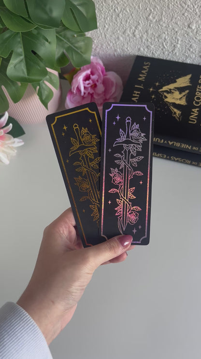 Marcapáginas holográfico con espada y rosas